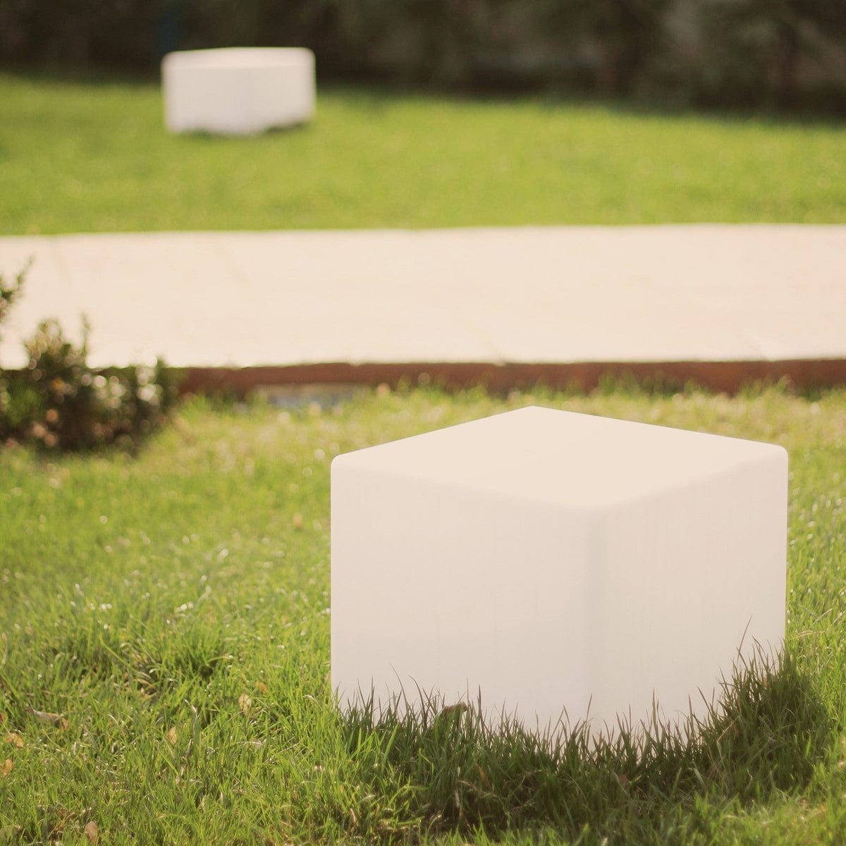 Outdoor Geometric Cube-Shaped Lamp – product view